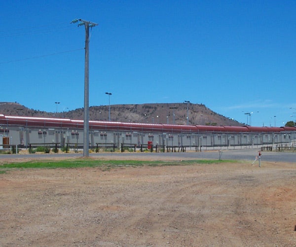 Photo :  Exterior view of Baxter Immigration Detention Facility, December 2002. 