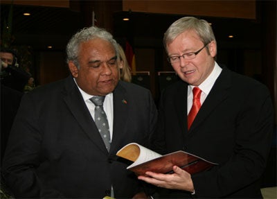 A photo of Social Justice and Race Discrimination Commissioner, Tom Calma with the Prime Minister, Kevin Rudd