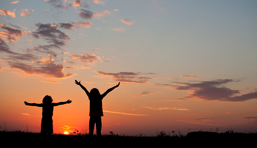 istock-497852883_870x500f.jpg children welcoming the dawn